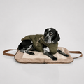 Charly Cord Travel Mat-Bag – Hund liegt auf ausgeklappter Matte, Khaki