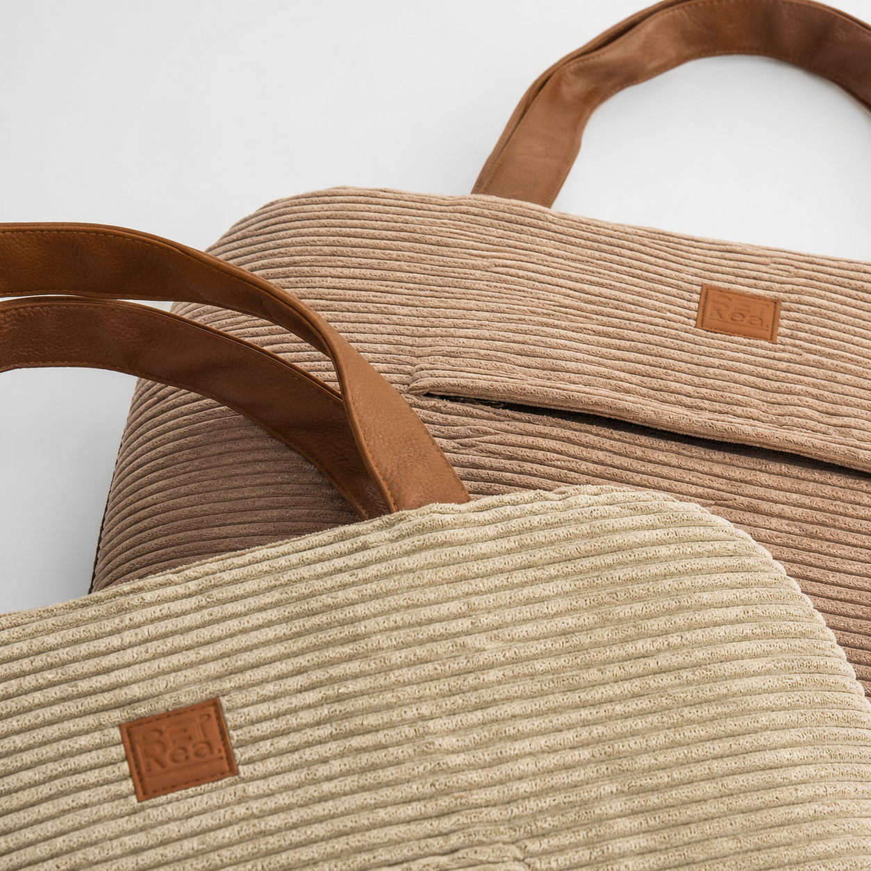 Charly Cord Travel Mat-Bag – Detailansicht Ledergriffe & Cord-Stoff, Khaki & Beige