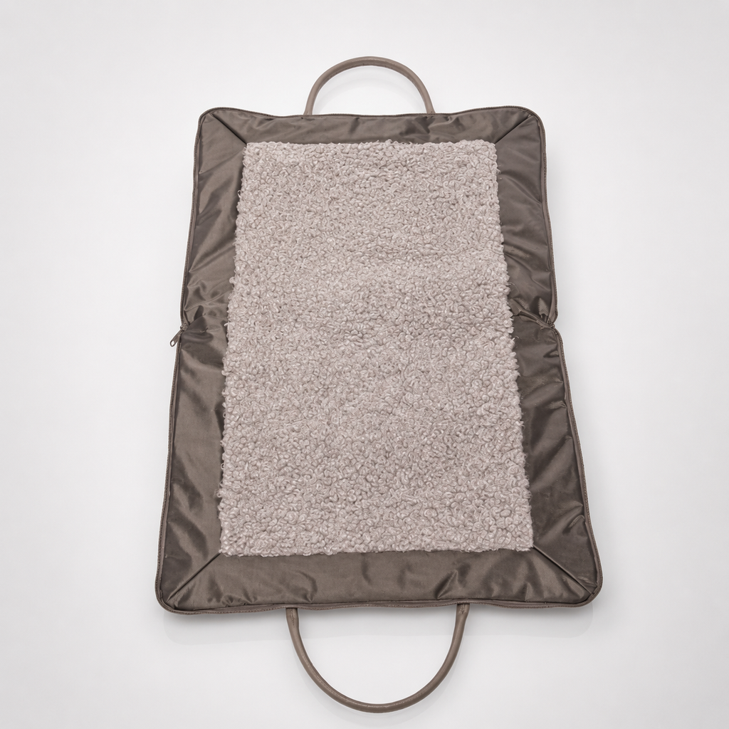 Clara Dog Travel Mat-Bag – Grey, ausgeklappt als Liegematte