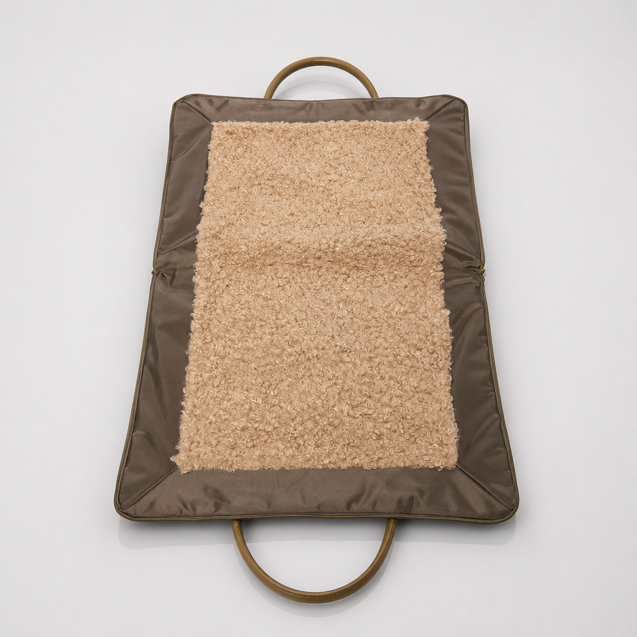 Clara Dog Travel Mat-Bag – Olive, ausgeklappt als Liegematte